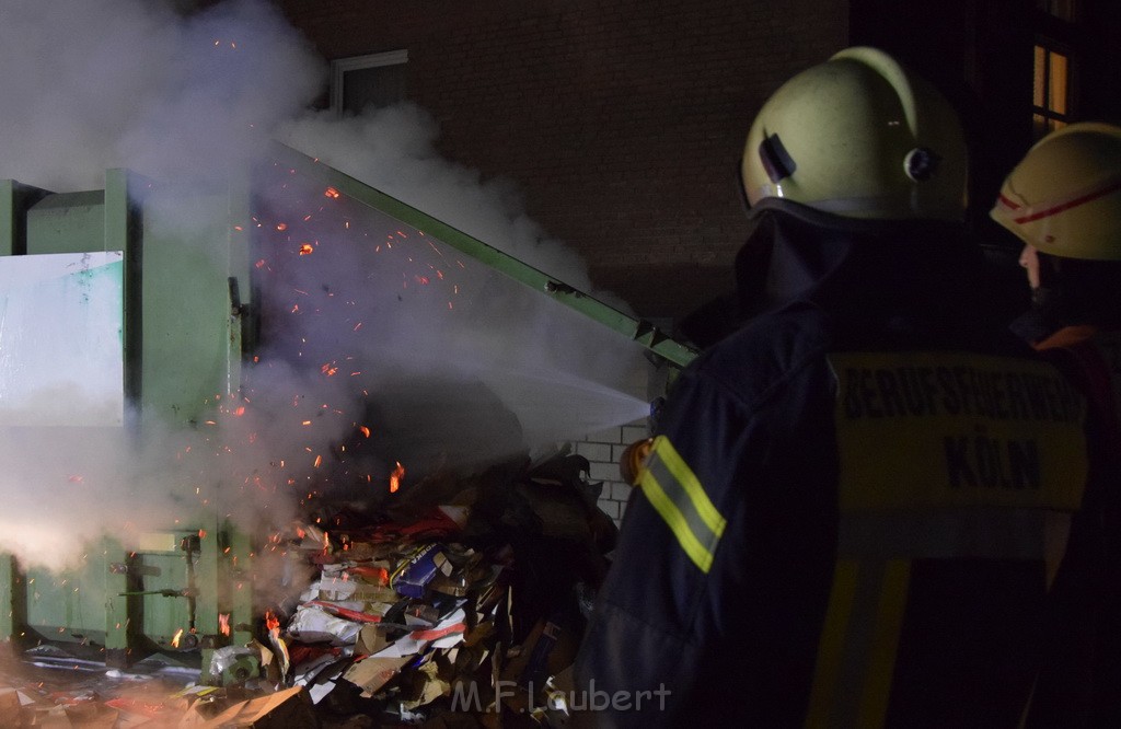 Feuer Papp Presscontainer Koeln Hoehenberg Bochumerstr P256.JPG - Miklos Laubert